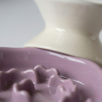 Ceramic slow feeder for cats and small dogs, with a raised design for neck comfort