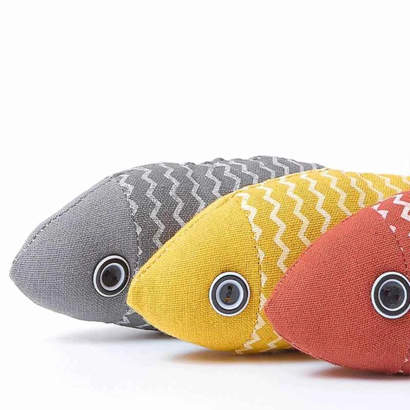 Flopping plush fish toy for kittens and adult cats, charged with a USB cable