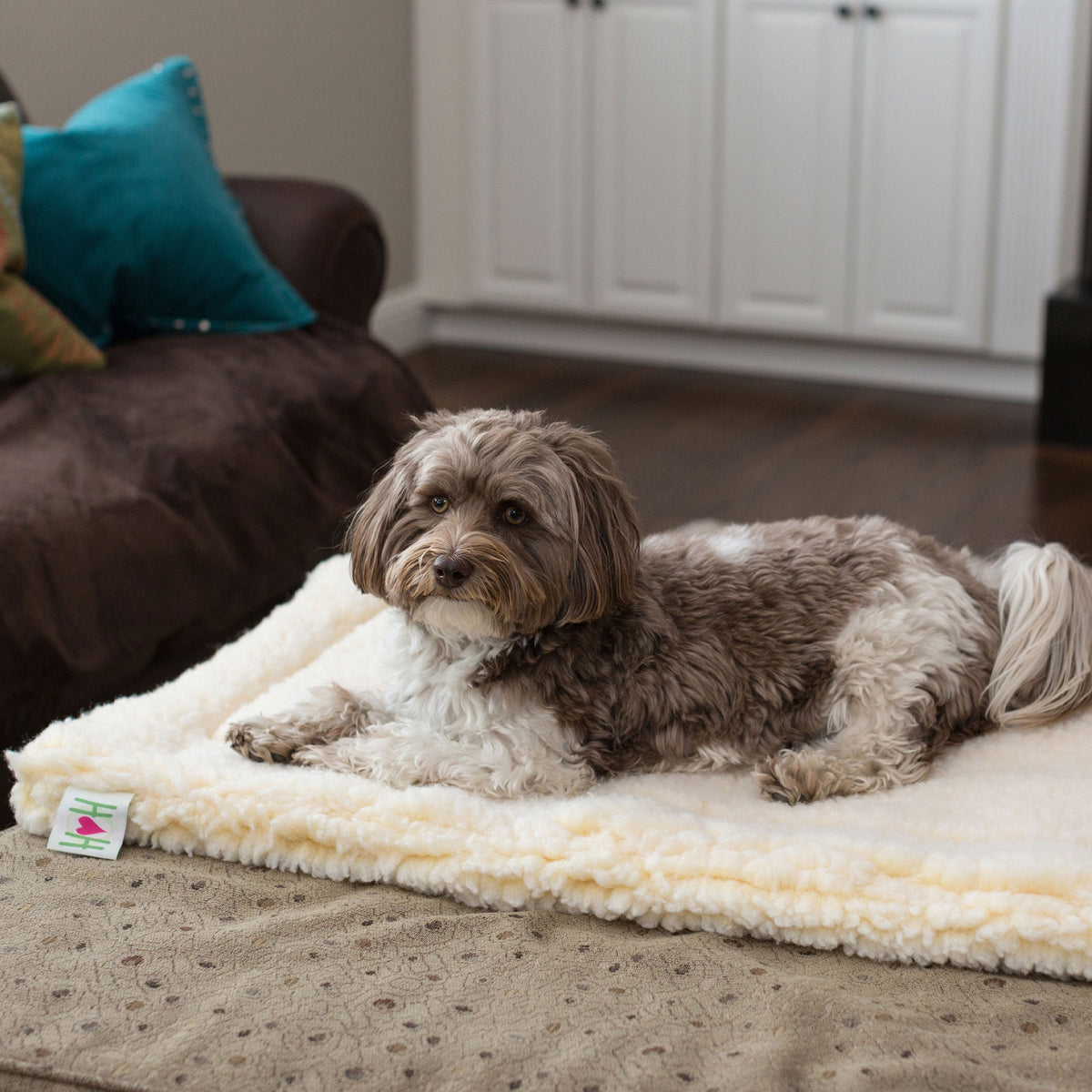 HuggleFleece Mat in dense synthetic lambswool, sized for dogs and cats from puppy to senior