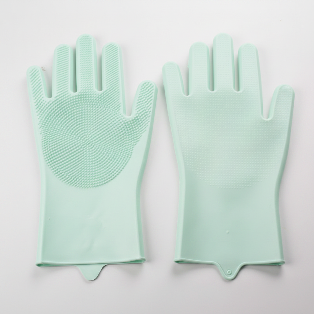 Green silicone grooming glove that fits the left or right hand, about 100 g
